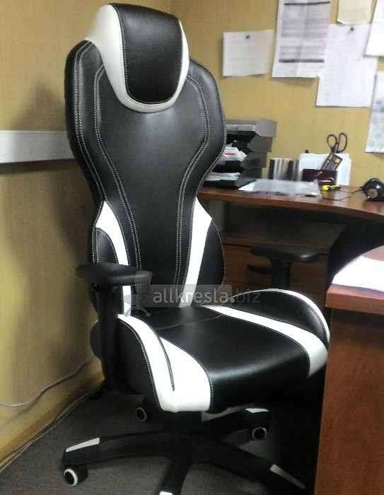 геймерское кресло в офисе