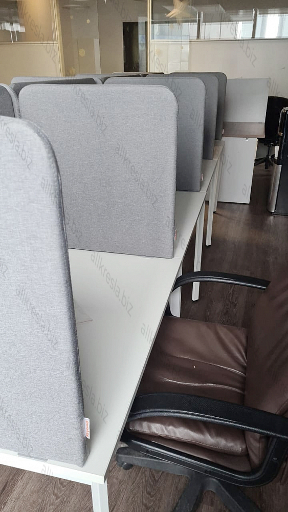 Белые офисные столы на белых металлических ногах с шумопоглощающими перегородками высотой 60 см над столом