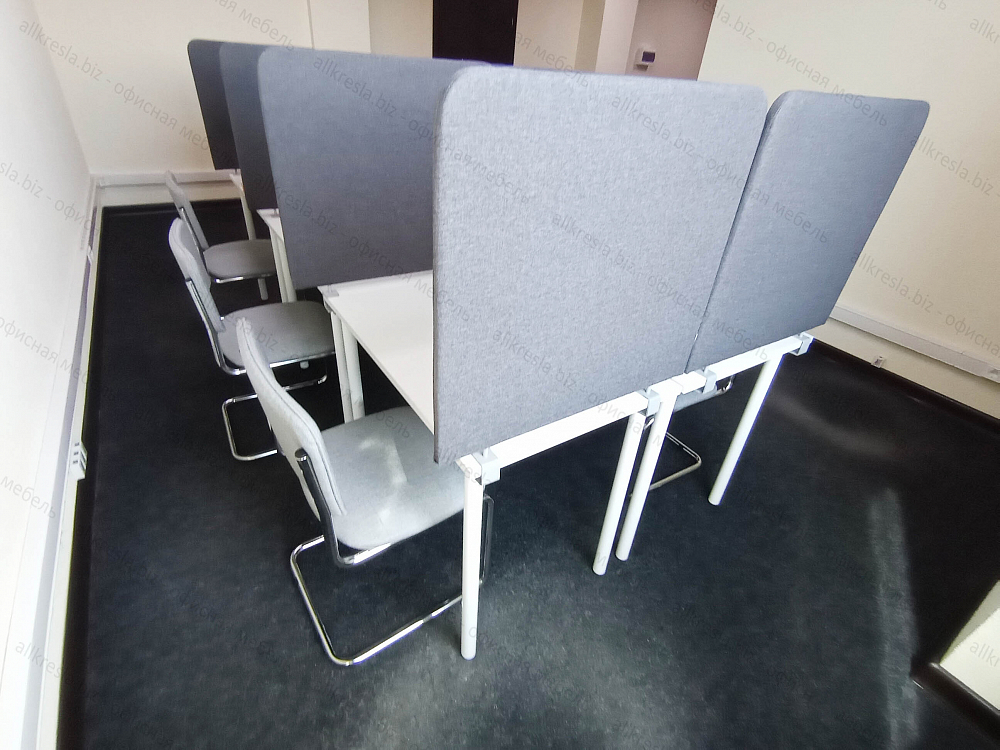 Столы прямые белые на металлическом каркасе с серыми звукоизоляционными перегородками