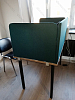 Зеленые тканевые звукоизоляционные перегородки на столах с черными металлическими опорами